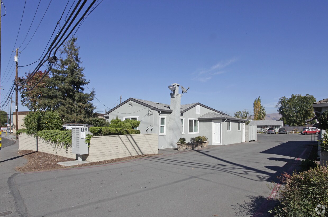 Primary Photo - 1290 Oakland Rd