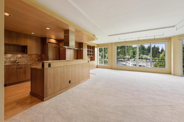 Building Photo - 2 bedroom in Bellevue WA 98004