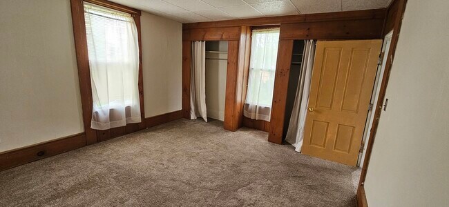 Dormitorio grande con 2 armarios. - 9 Fulton Ln