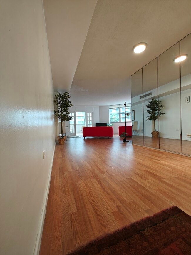 Building Photo - 825 brickell bay Dr