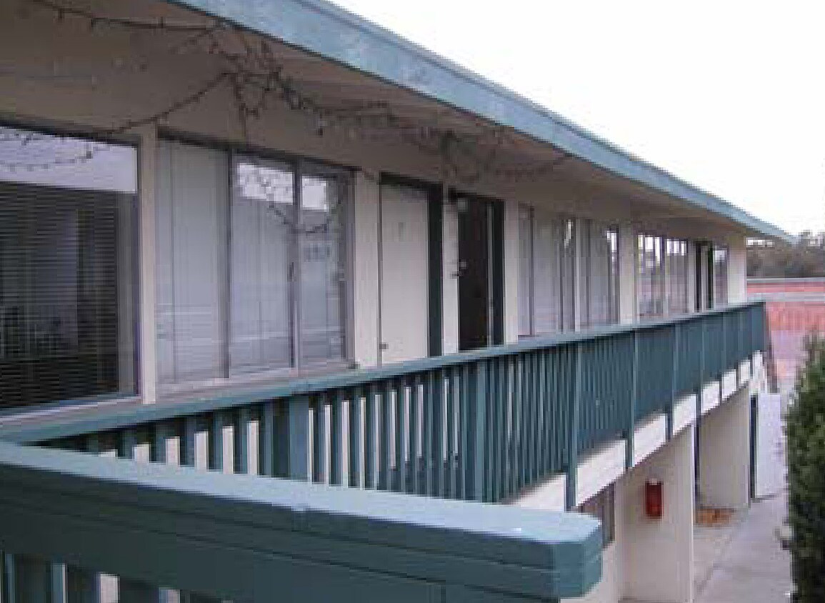 Alternate Building View - 731 N Amphlett Blvd