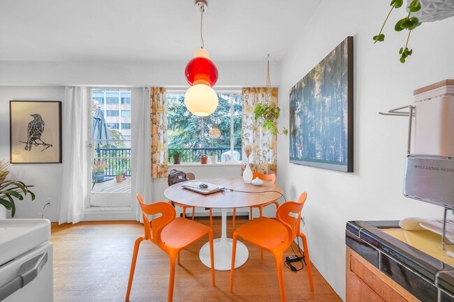 Building Photo - 1925 Nelson St.