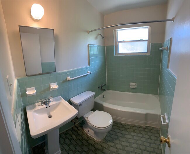 Bathroom - Hollywood Gardens Apartments