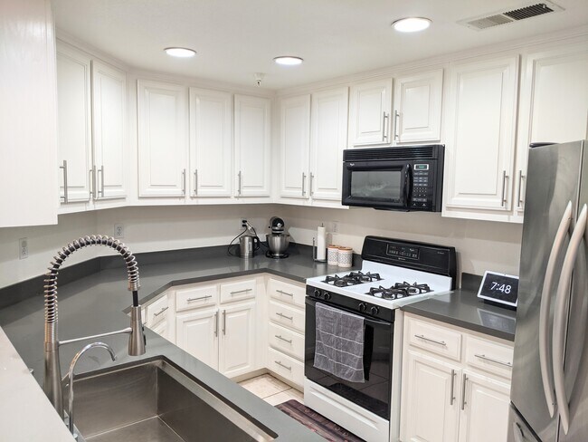 Kitchen - 464 Tower Hill Ave