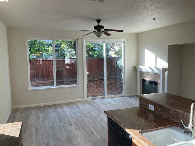 Foto del edificio - 1360 Tiffany Dr