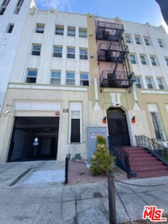 Foto principal - 814 S Hobart Blvd