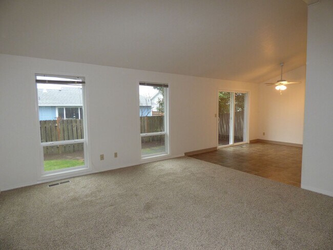 Foto del edificio - 986 Eastwind Ct N