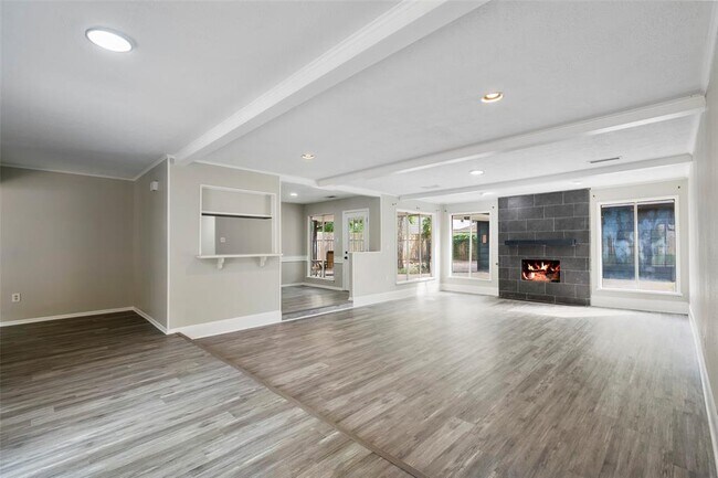 Foto del edificio - 16911 Summit Oaks Ln
