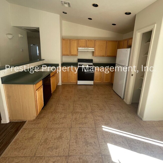 Building Photo - Charming Rita Ranch Home