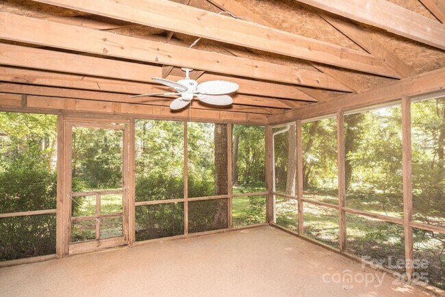 Foto del edificio - 427 Scaleybark Rd