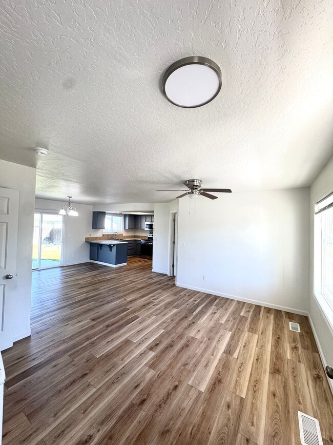 Building Photo - Spacious 5-Bedroom Home in Prime Nampa Location