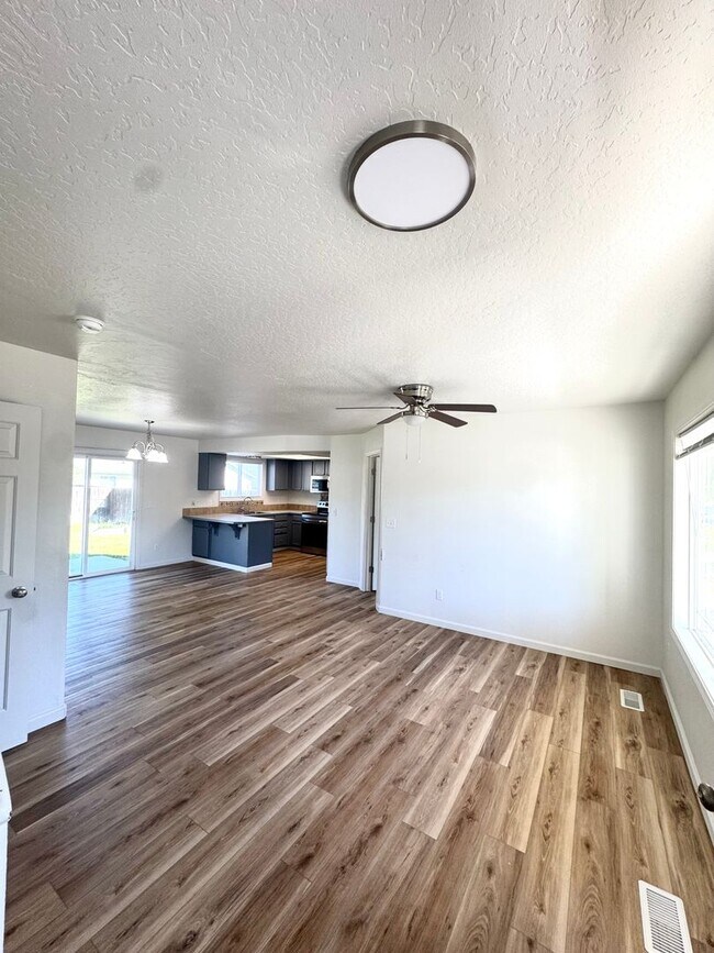 Foto del edificio - Spacious 5-Bedroom Home in Prime Nampa Location