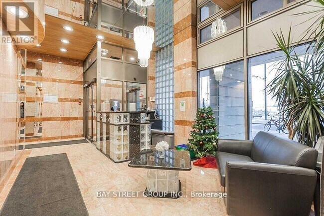 Photo du bâtiment - 250 Queens Quay W