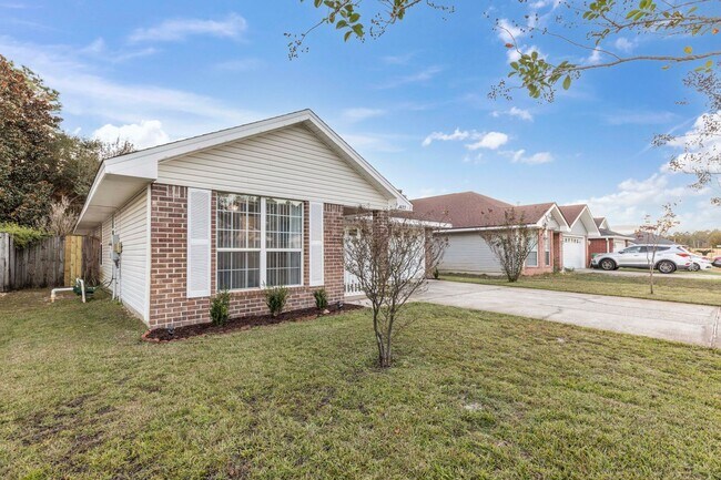 Building Photo - AVAILABLE NOW!! 3/2 right beside Hurlburt ...