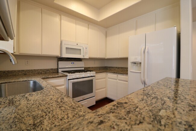 Foto del edificio - 4455 Hazeltine Ave