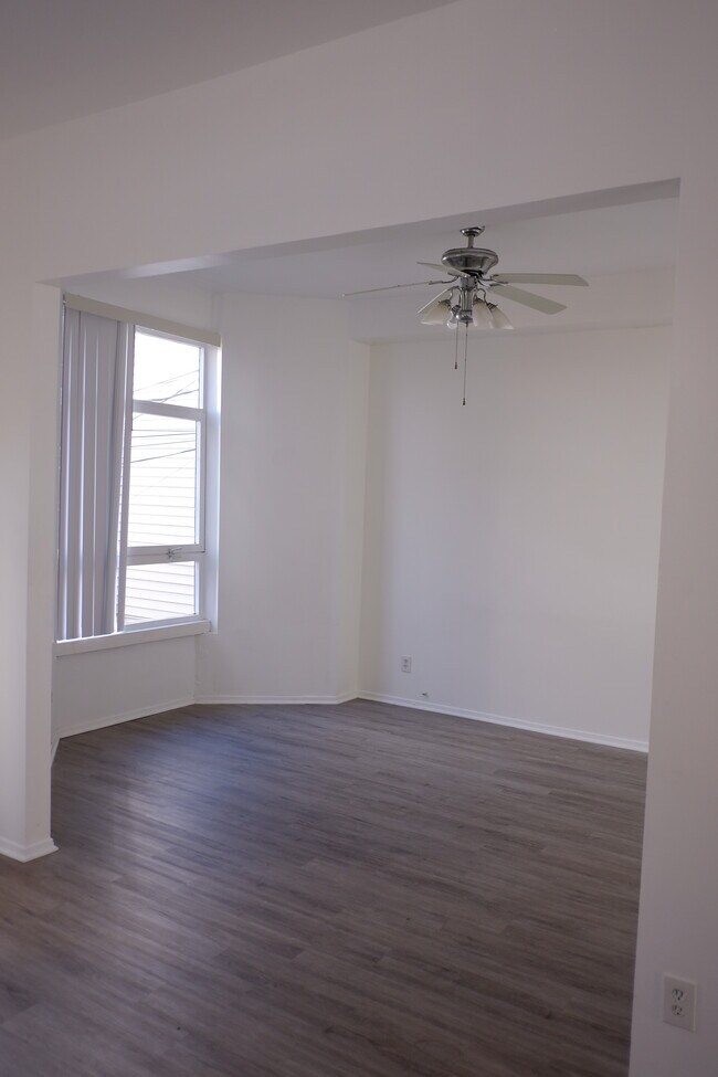 Foto del edificio - 3525 W Fullerton Ave