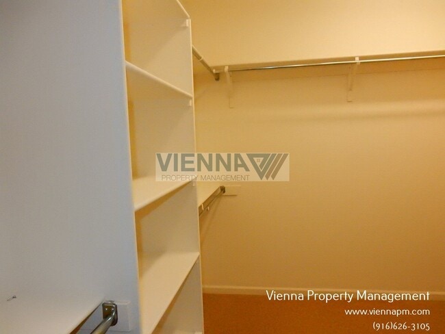 Building Photo - 2166 Fawndale Ln