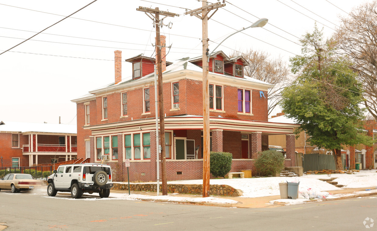 Building Photo - 300 W 4th St