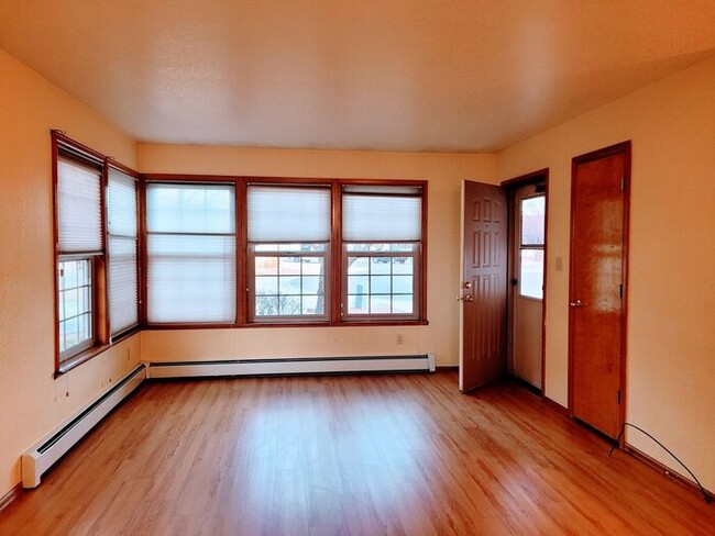 Building Photo - Private large 2 bedroom 2 bath townhouse e...