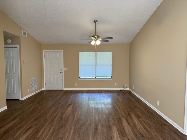 Building Photo - 302 Pinedale Dr