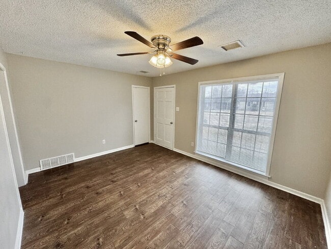 Foto del edificio - 6368 Leamont Dr