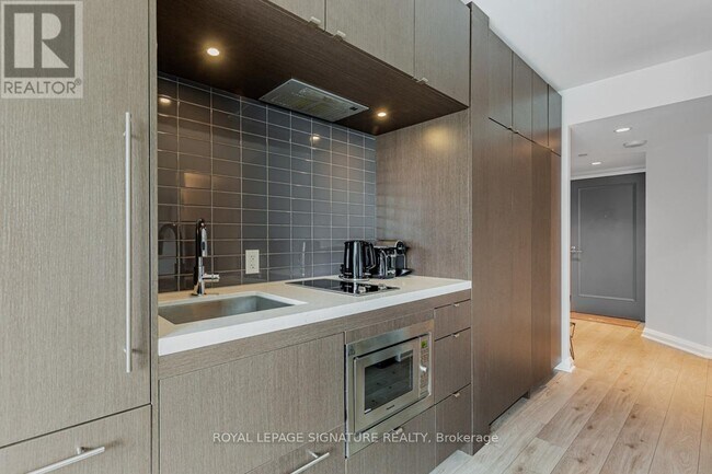 Photo du bâtiment - 155 Yorkville Ave