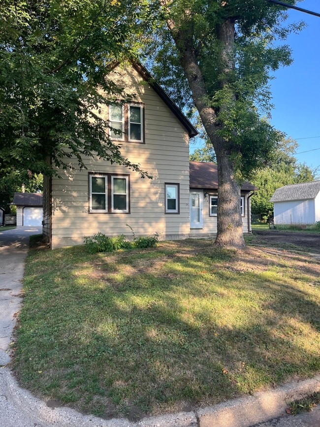 Building Photo - 720 2nd St N
