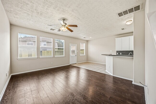 Foto del edificio - 14322 Mooreview Ln