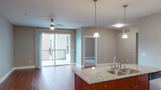 Foto del edificio - 305 River Fern Ave