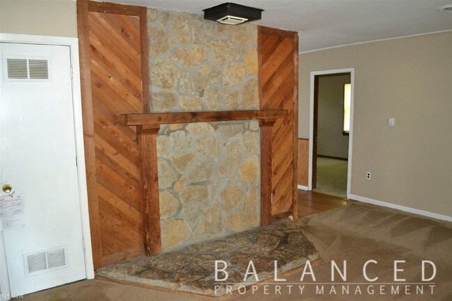 Building Photo - 3 br, 1 bath House - 3345 SE Girard St