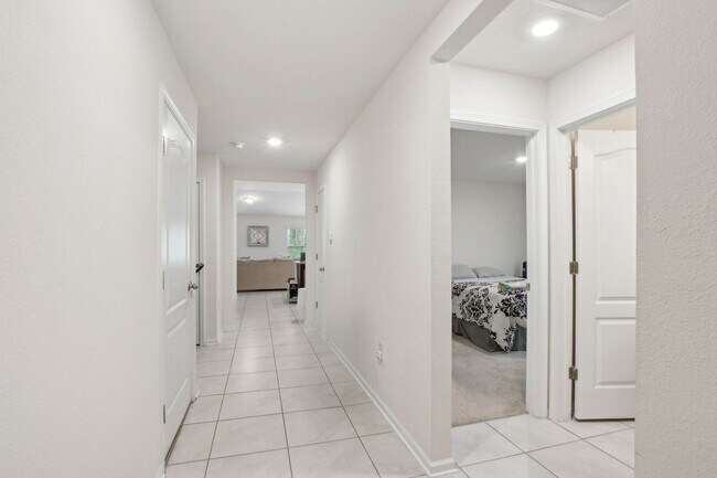 Building Photo - 4 Bedroom Close to shopping and schools