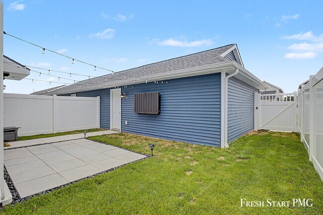 Building Photo - 3-Bed with 2.5 Baths in Rockford's Serene Setting with Fenced in Yard