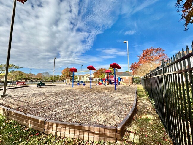 Foto del edificio - 3-Bedroom Townhome Ready NOW!! Completely Updated - Fenced Backyard - Exterior Storage!