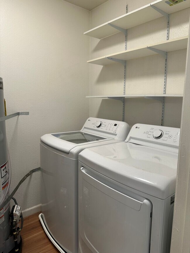 Foto del edificio - Fully Updated 3B/ 1BA Duplex| Washer and Dryer in unit| Huge fully fenced backyard w/ shed, garde...