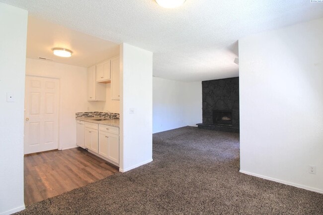 Building Photo - Updated 2 Bed/1 Bath Kennewick Apartment i...