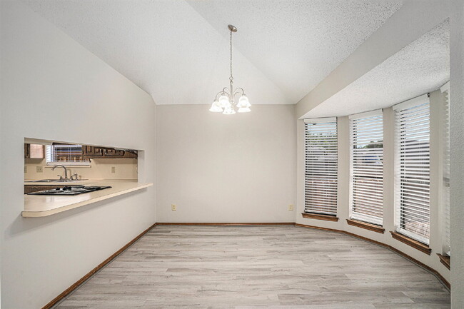 Foto del edificio - Section 8 Welcomed!! Spacious 5-Bed, 2.5-B...