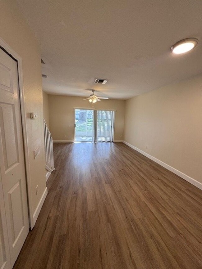 Building Photo - 2bed/1.5 bath, 2-story townhome, in cute, ...