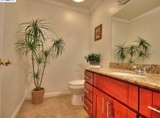 Building Photo - 6834 Jarvis Ave