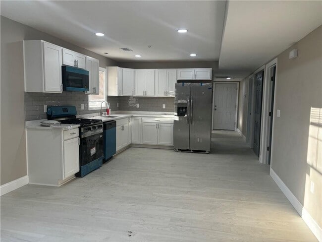 Building Photo - 375 Public St