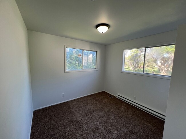 Building Photo - Spacious home on large city lot