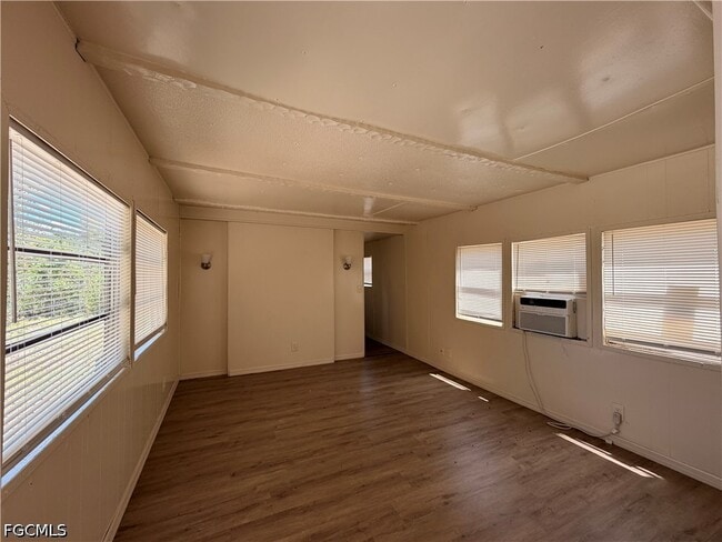 Foto del edificio - 8205 Suncoast Dr