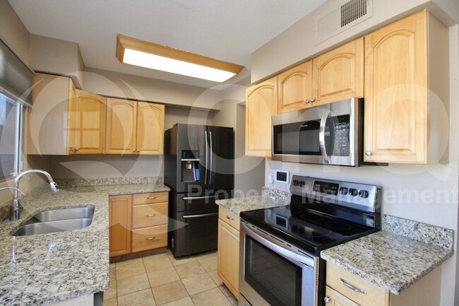 Building Photo - 707 E Vaughn Dr