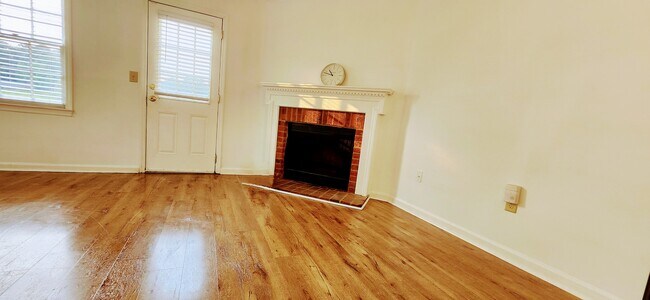 Foto del edificio - 5595 Executive Way