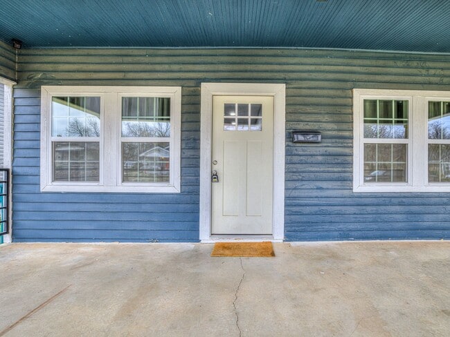 Building Photo - Charming home in Central Park Neighborhood...