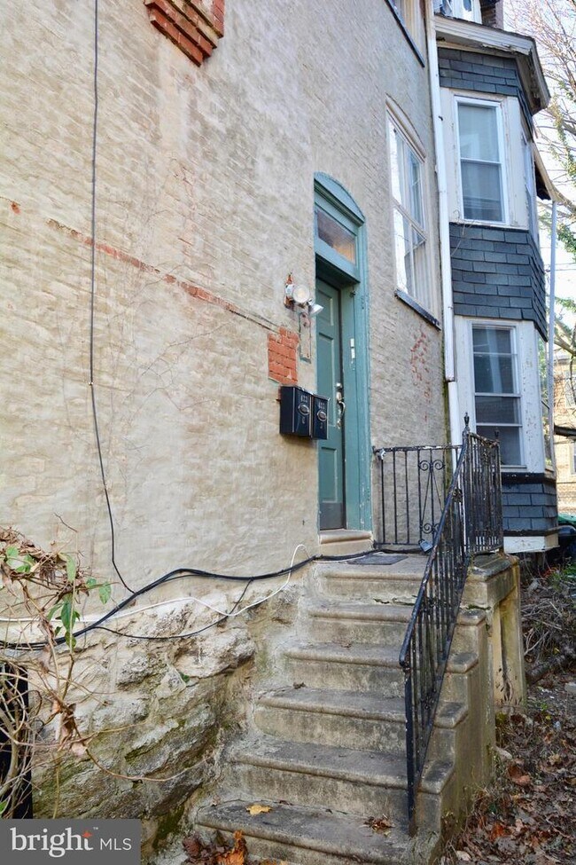 Building Photo - 433 Hansberry St