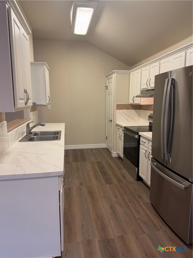 Building Photo - 3020 Green Mountain Dr