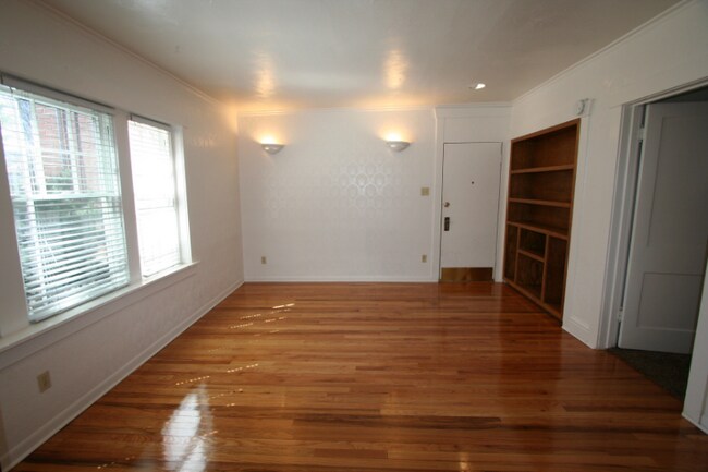 Building Photo - 720 E 12th Ave