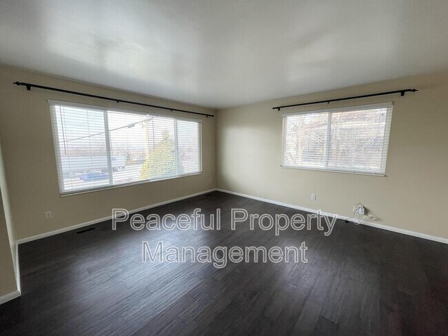 Building Photo - 2025 Broadmoor St S