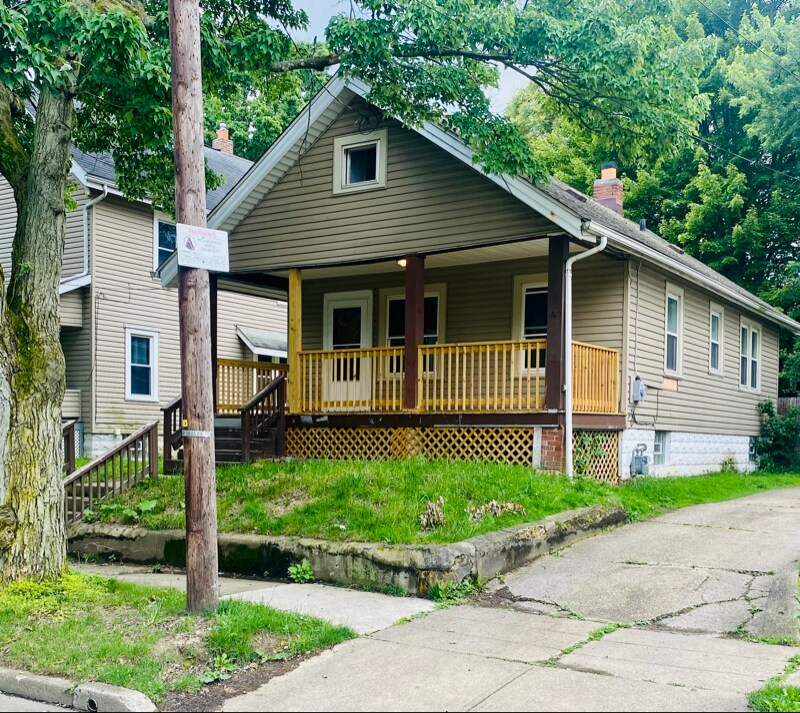 1036 Neptune Ave Akron, OH 44301 – photo 2