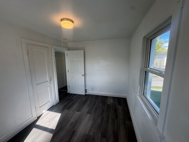 Building Photo - Charming 3-Bedroom Property in Prime Location